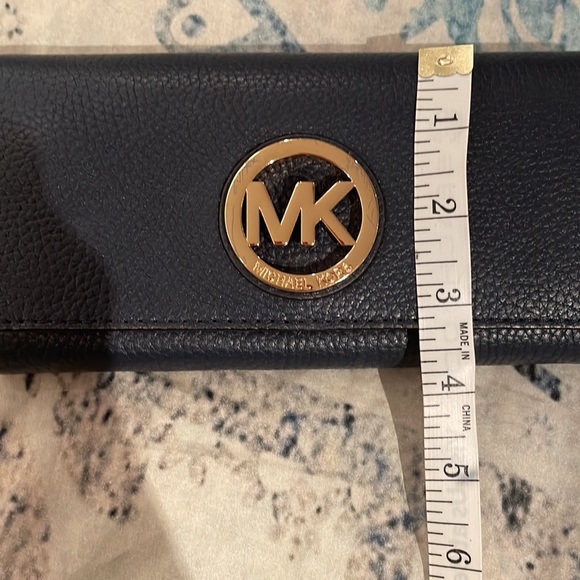 Michael Kors, pebbled, leather wallet in navy blue with gold trim - Picture 5 of 6